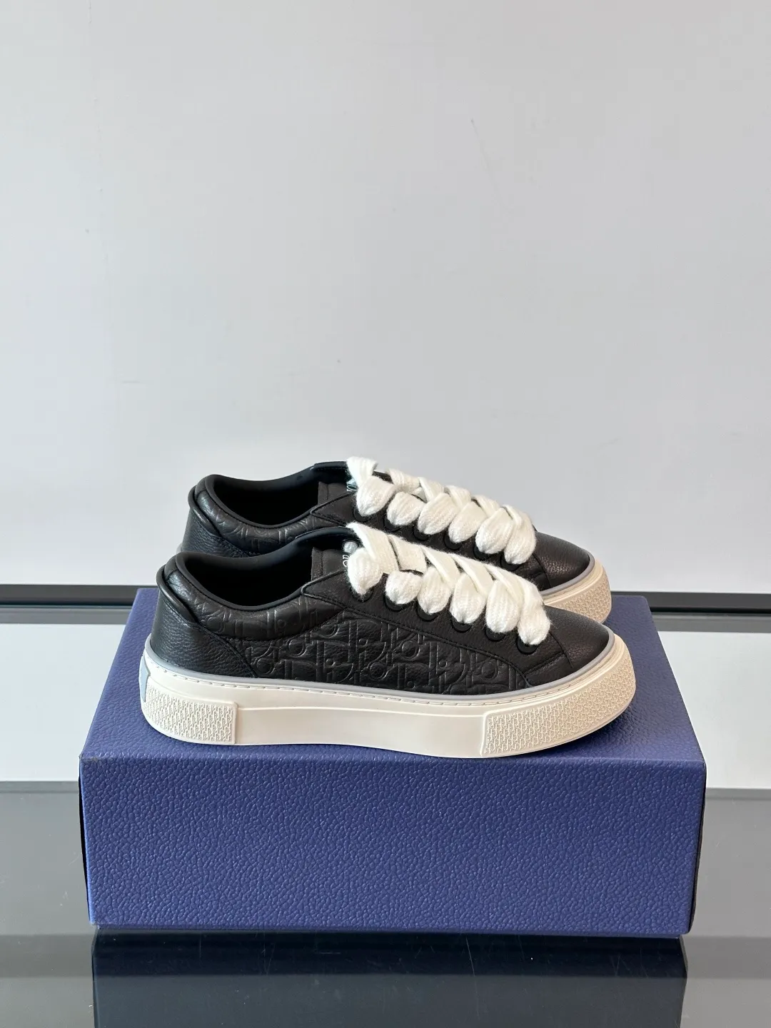 Men's men's shoes 💰p420 "Dio～r" 🆕This B33 sneaker is a new interpretation of the classic tennis shoe, with a fashionable silhouette that highlights a heavy texture. Crafted from cow leather with Oblique print, it's unique with a padded tongue embellished with the Dior signature, wide mohair laces and tonal brass eyelets with a matte finish. Rubber sole with Oblique print effect, enhanced by a contrasting Dior 30 Avenue Montaigne signature on the rear. It adds a stylish touch to a casual look.  Size: 38-44 (45 customized)